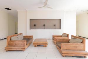 ein Wohnzimmer mit Holzmöbeln und einem Flachbild-TV in der Unterkunft Hotel Jawa in Bagongpatar