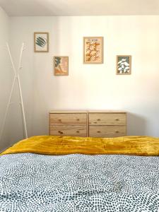1 dormitorio con 1 cama con tocador de madera en Apartamento PC, en Torrelavega