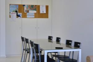 une salle de conférence avec une table et des chaises dans l'établissement Albergue de Santa Luzia, à Viana do Castelo