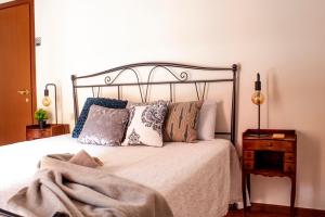 una camera da letto con un letto coperto di Il Monastero a Castelletto sopra Ticino