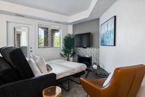 sala de estar con sofá y TV en Gorgeous Condo, Perfect Okanagan Getaway 1207 en Kelowna