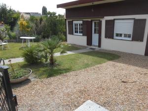 a house with a small yard with a table and a house at Gite Halia beauval in Seigy