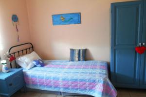 A bed or beds in a room at Polytropon Apartments