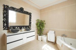 OlivaresにあるEscapada invernal, chimenea y barbacoa en Villa la Gaviota junto a Ruta del Gollizno en Olivaresの洗面台が2つと大きな鏡があるバスルーム +65枚の写真