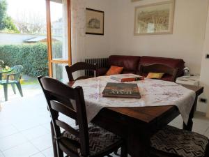 a table with a book on it in a living room at Appartamento con giardino a 5 minuti dal mare in Torre del Lago Puccini