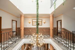 OlivaresにあるEscapada invernal, chimenea y barbacoa en Villa la Gaviota junto a Ruta del Gollizno en Olivaresのシャンデリアが中央に並ぶ広いロビー