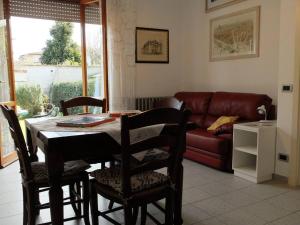 Χώρος καθιστικού στο Appartamento con giardino a 5 minuti dal mare