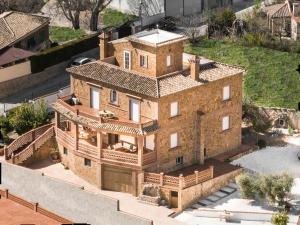an aerial view of a large brick building at Villa La Gaviota - Piscina, jardín y barbacoa junto Ruta del Gollizno in Moclín
