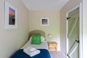 um pequeno quarto com uma cama com toalhas em 9 Gargrave Road at Broughton Sanctuary em Broughton