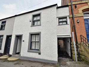 um edifício branco com janelas pretas numa rua em 25 Lowergate em Clitheroe