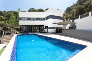 Bazén v ubytování Family-friendly villa in Lloret de Mar with private pool nebo v jeho okolí