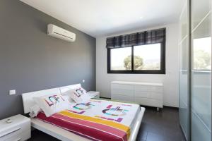 Postel nebo postele na pokoji v ubytování Family-friendly villa in Lloret de Mar with private pool