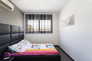 Postel nebo postele na pokoji v ubytování Family-friendly villa in Lloret de Mar with private pool
