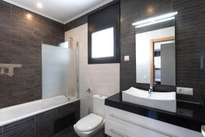 Koupelna v ubytování Family-friendly villa in Lloret de Mar with private pool
