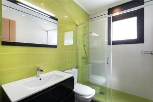 Koupelna v ubytování Family-friendly villa in Lloret de Mar with private pool