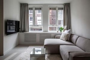 sala de estar con sofá y ventana en Cloud Nine - romantic & design app in city center! en Dordrecht