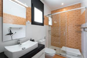 Koupelna v ubytování Family-friendly villa in Lloret de Mar with private pool