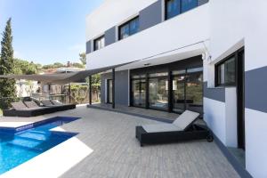 Bazén v ubytování Family-friendly villa in Lloret de Mar with private pool nebo v jeho okolí