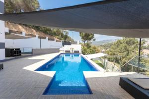 Bazén v ubytování Family-friendly villa in Lloret de Mar with private pool nebo v jeho okolí