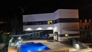 Bazén v ubytování Family-friendly villa in Lloret de Mar with private pool nebo v jeho okolí
