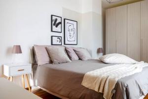 A bed or beds in a room at Exclusive penthouse with 60 m2 panoramic terrace