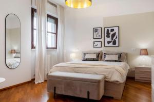 A bed or beds in a room at Exclusive penthouse with 60 m2 panoramic terrace