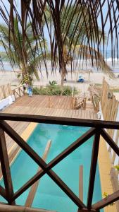 En udsigt til poolen hos Hermosa casa de playa frente al mar eller i nærheden