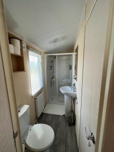 Baño pequeño con aseo y lavamanos en Lotus Lodge Northumberland, en Felton