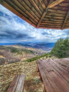 una mesa de picnic en una colina con vistas en Previja Zlatibor Chalet, en Zlatibor