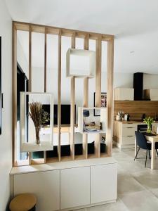 een woonkamer met een bureau en een eetkamer bij Appartement centre de Roanne 38m2 in Roanne