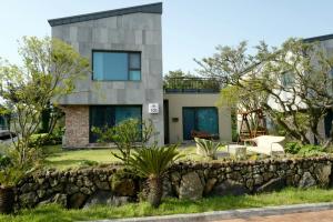 Κήπος έξω από το Jeju TheRiche Pension
