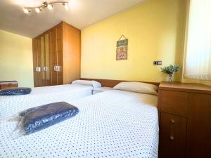 - une chambre avec 2 lits jumeaux et une commode dans l'établissement Dos Torres Conde Aranda - Céntrico con estacionamiento Incluido, à Saragosse