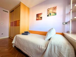 - une petite chambre avec un lit dans l'établissement Dos Torres Conde Aranda - Céntrico con estacionamiento Incluido, à Saragosse