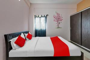 En eller flere senge i et værelse på SPOT ON Sanjay Lodge