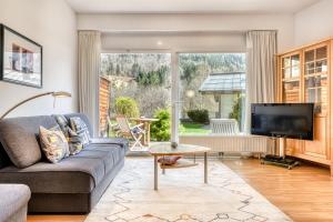 un soggiorno con divano e TV di Residenz Colrosa - Ferienwohnung Beck a Brand