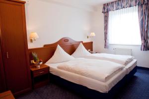 a hotel room with a bed and a window at Hotel Felsenkeller in Rüdesheim am Rhein