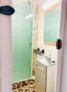 ル・クロトワにあるgite le petit marinのバスルーム(ガラス張りのシャワー、シンク付)