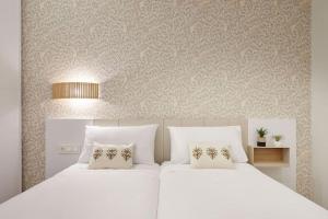 dos camas blancas sentadas una al lado de la otra en una habitación en NUEVO Apartamento en el centro de Donosti, en San Sebastián