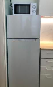 un frigorifero bianco con forno a microonde sopra di Studio in the city center FREE PRIVATE PARKING with heating plug a Kemi Altre 5 foto