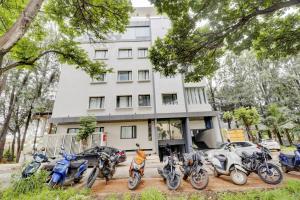 un grupo de motocicletas estacionadas frente a un edificio en Sleek Townhouse Galexia Hotel and Resorts, en Bangalore