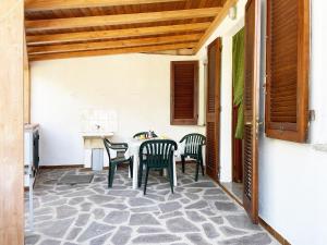 una sala da pranzo con tavolo e sedie su un patio di Casa Giovanni - Pomonte a Pomonte