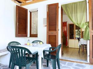 uma sala de jantar com uma mesa branca e cadeiras em Casa Giovanni - Pomonte em Pomonte
