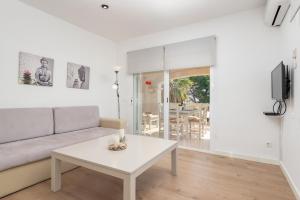 Televízia a/alebo spoločenská miestnosť v ubytovaní Apartment Countess Attic 2-3, Sun of the Bay Vidalba 3, at Alcudia Beach