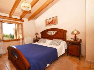 A bed or beds in a room at Can Rovey, pool and gardens in Inca Még 22 kép