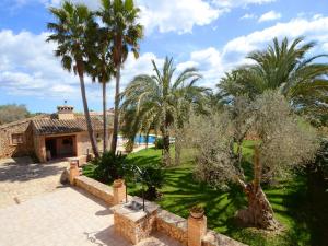 The swimming pool at or close to Can Rovey, pool and gardens in Inca