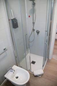 een badkamer met een douche en een wastafel bij Casa Nicho Salo' in Salò +31 foto's