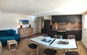 un salon avec un canapé bleu et une table dans l'établissement FeWo Heimathafen, à Bodman-Ludwigshafen