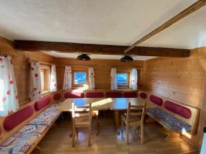 ein Esszimmer mit einem Tisch und roten Stühlen in der Unterkunft Zillertaler Sennhuette in Hart im Zillertal