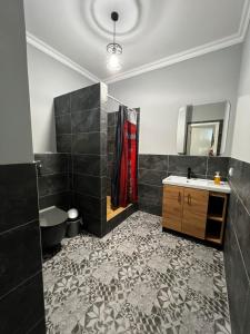een badkamer met een douche, een wastafel en een spiegel bij The Place Astana Hostel in Astana