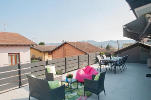 een terras met stoelen en een tafel op een balkon bij Casa Nicho Salo' in Salò